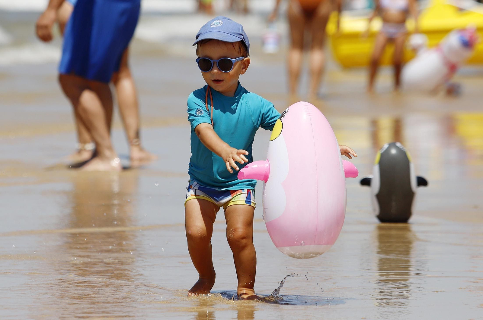 Imágenes de la playa de Matalascañas en un domingo caluroso