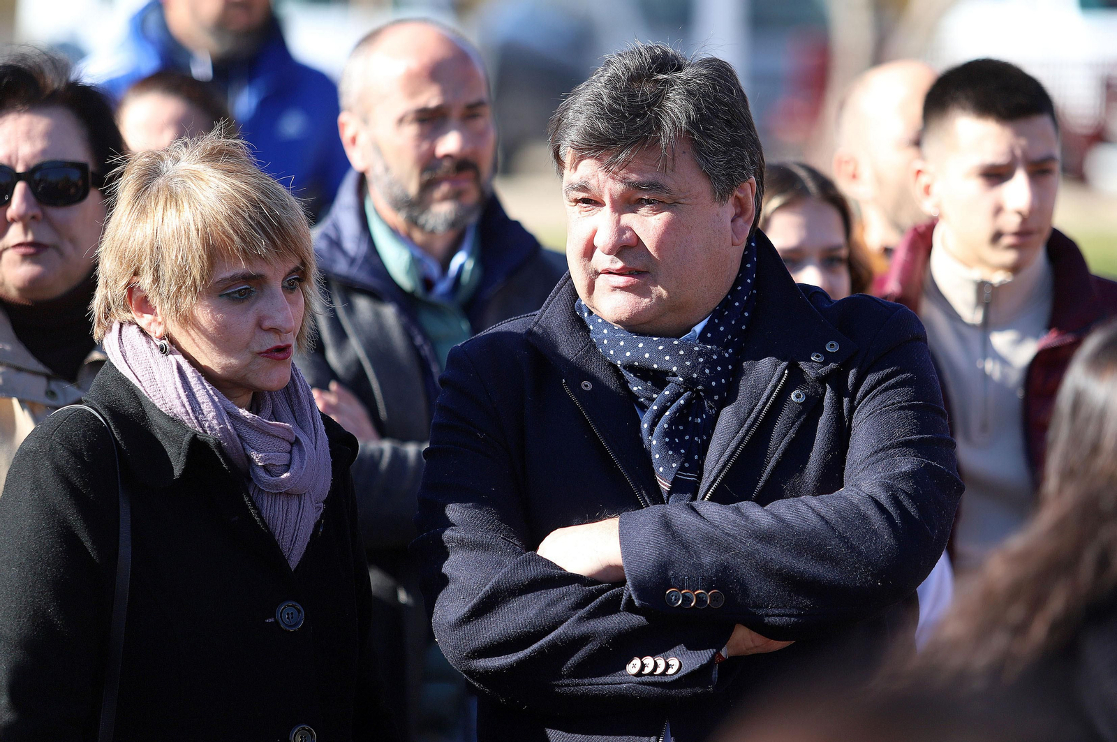Imágenes del minuto de silencio guardado en la Universidad de Huelva en memoria de los estudiantes fallecidos en el incendio