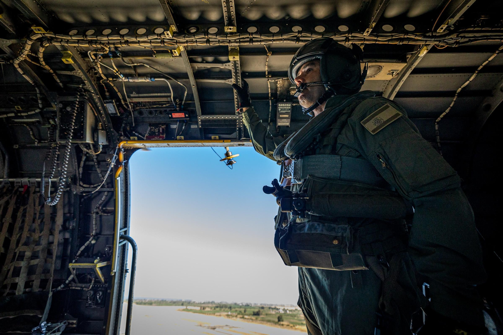 Imágenes del vuelo de despedida de los 'Sea King'  de la Quinta Escuadrilla de la FLOAN de la Armada por la Bahía de Cádiz