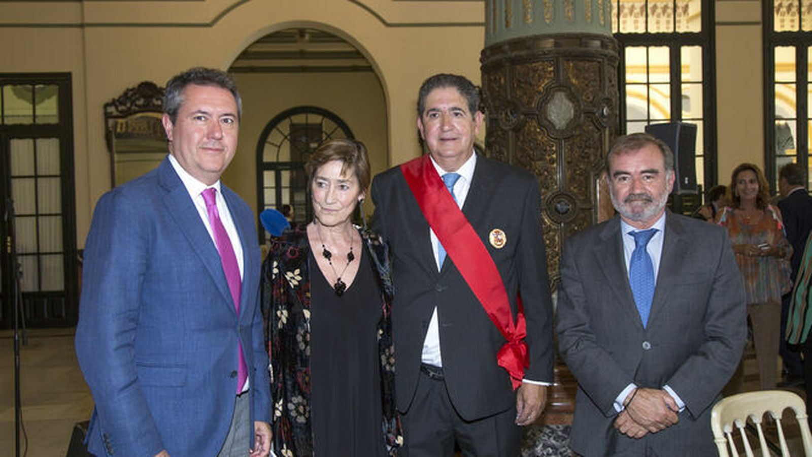 Victoria Ortega, flanqueada por el alcalde Juan Espadas, el anterior decano de los abogados sevillanos José Joaquín Gallardo y el actual, Oscar Cisneros