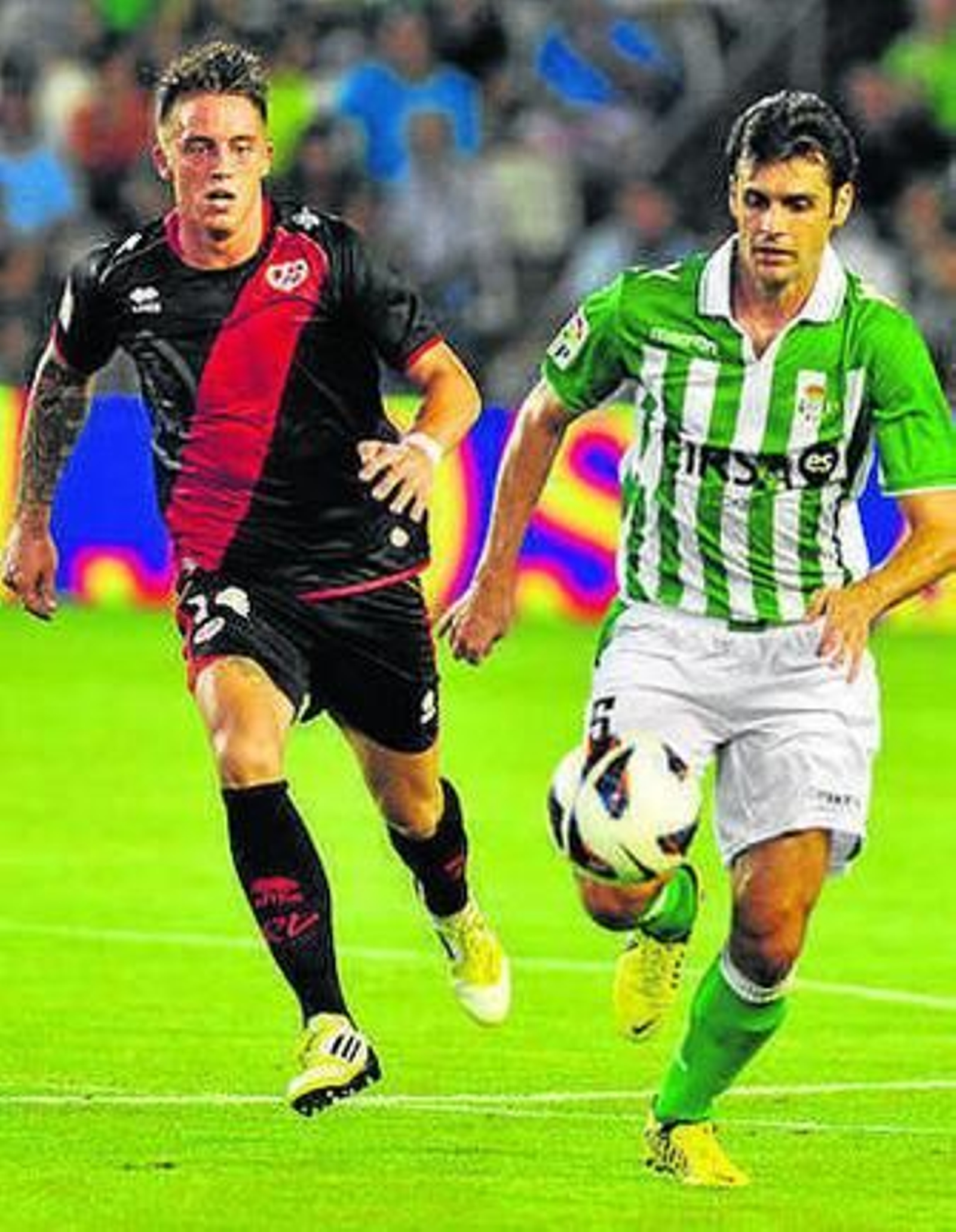 Dorado disputa el balón.