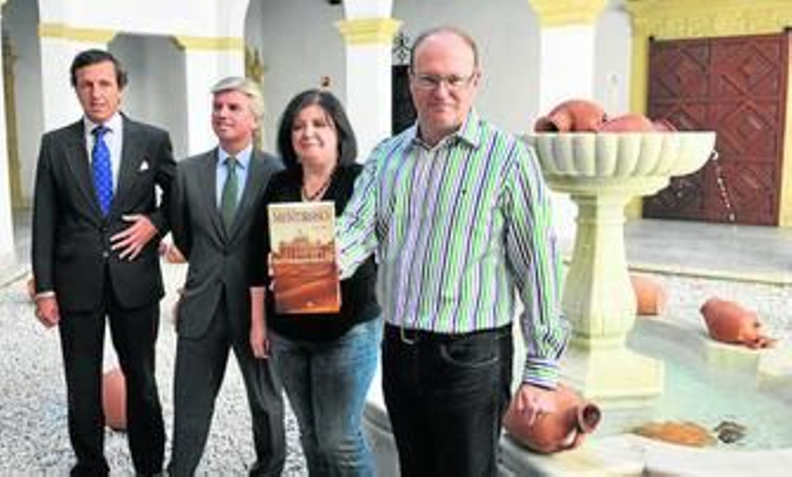 Pepe Mel (y su novela), ayer, con Rosa García Perea, Miguel Guillén y Luis García de Tejada.