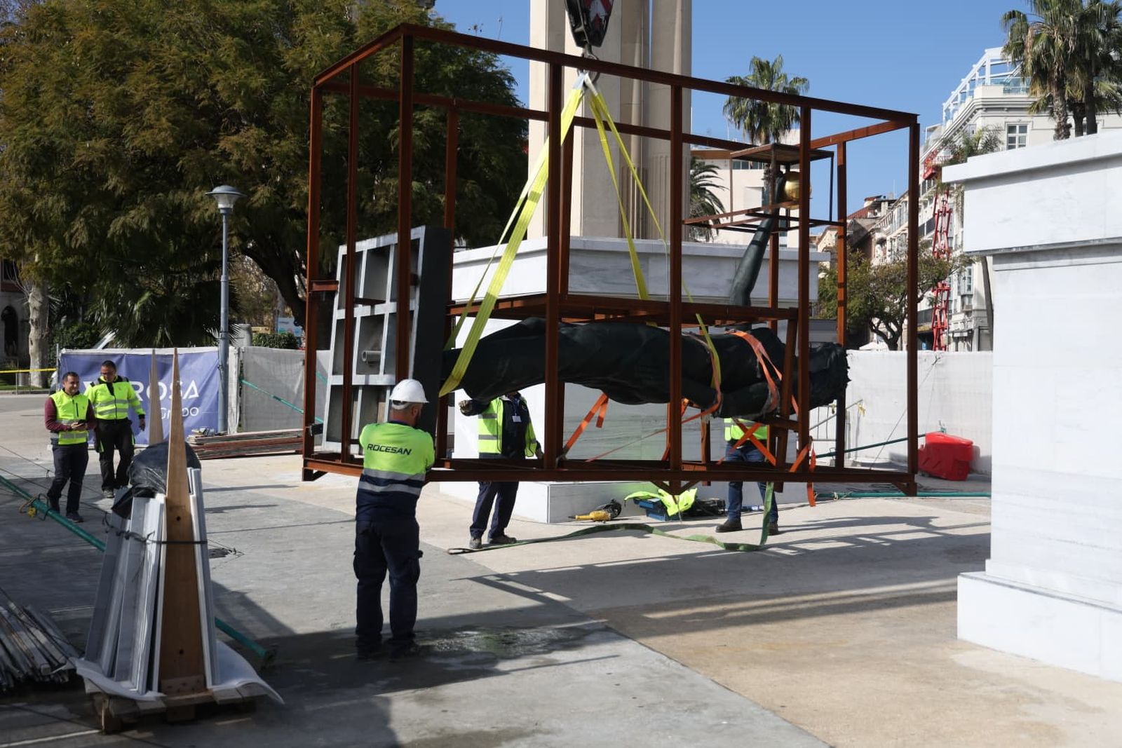 El montaje de las dos esculturas de Neptuno y Venus, en fotos