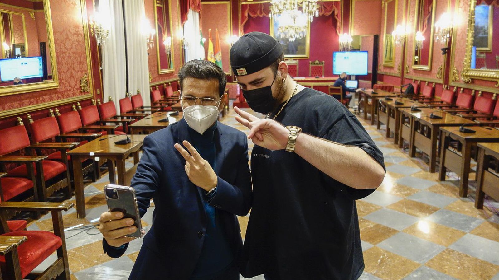 Mnak y el alcalde de Granada posan para un selfie.