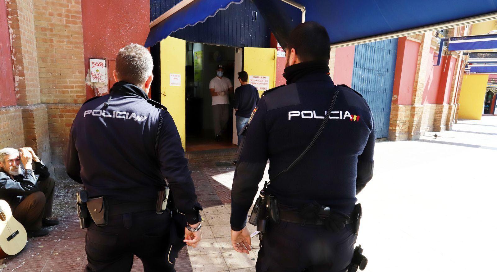 Una patrulla de la Policía Nacional en las inmediaciones de la Plaza de Toros de Huelva.