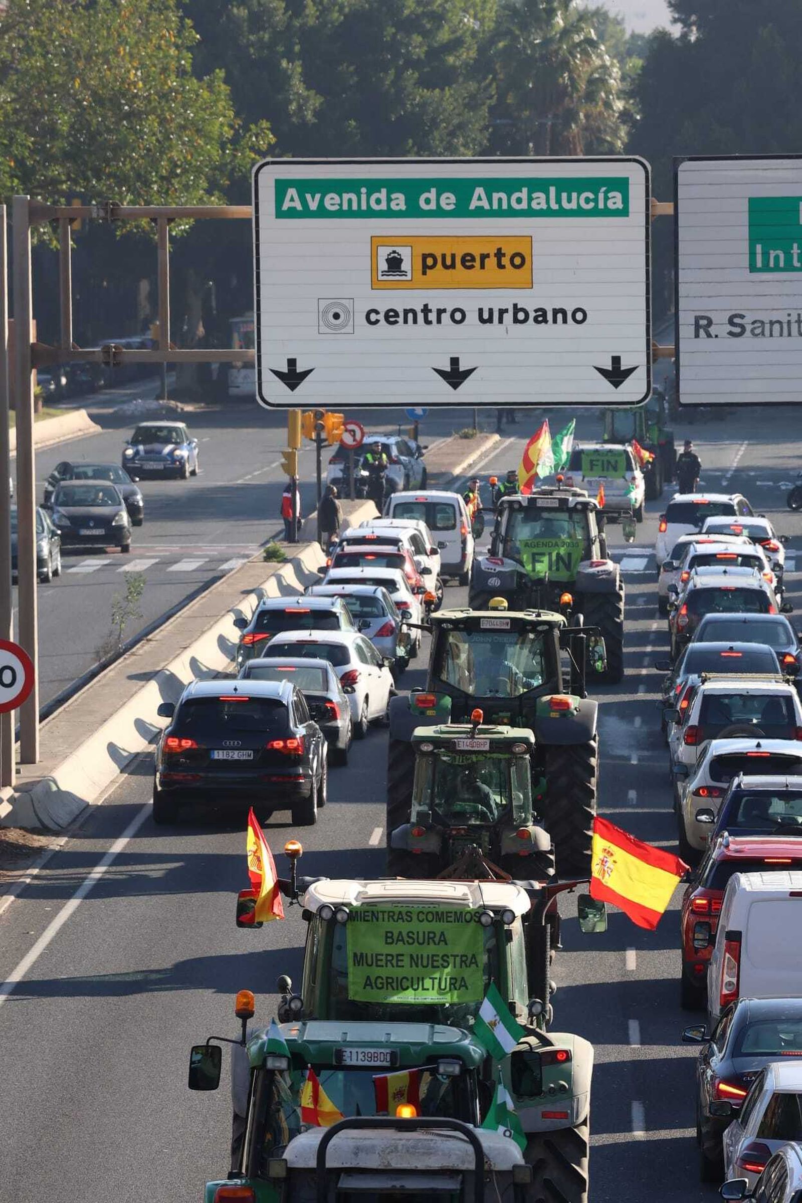 La entrada de los tractores en Málaga capital, en fotos