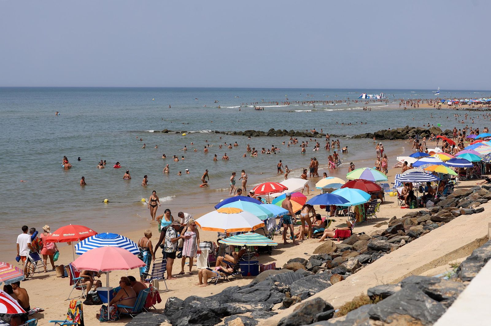 Imágenes del caluroso día en la playa de Matalascañas