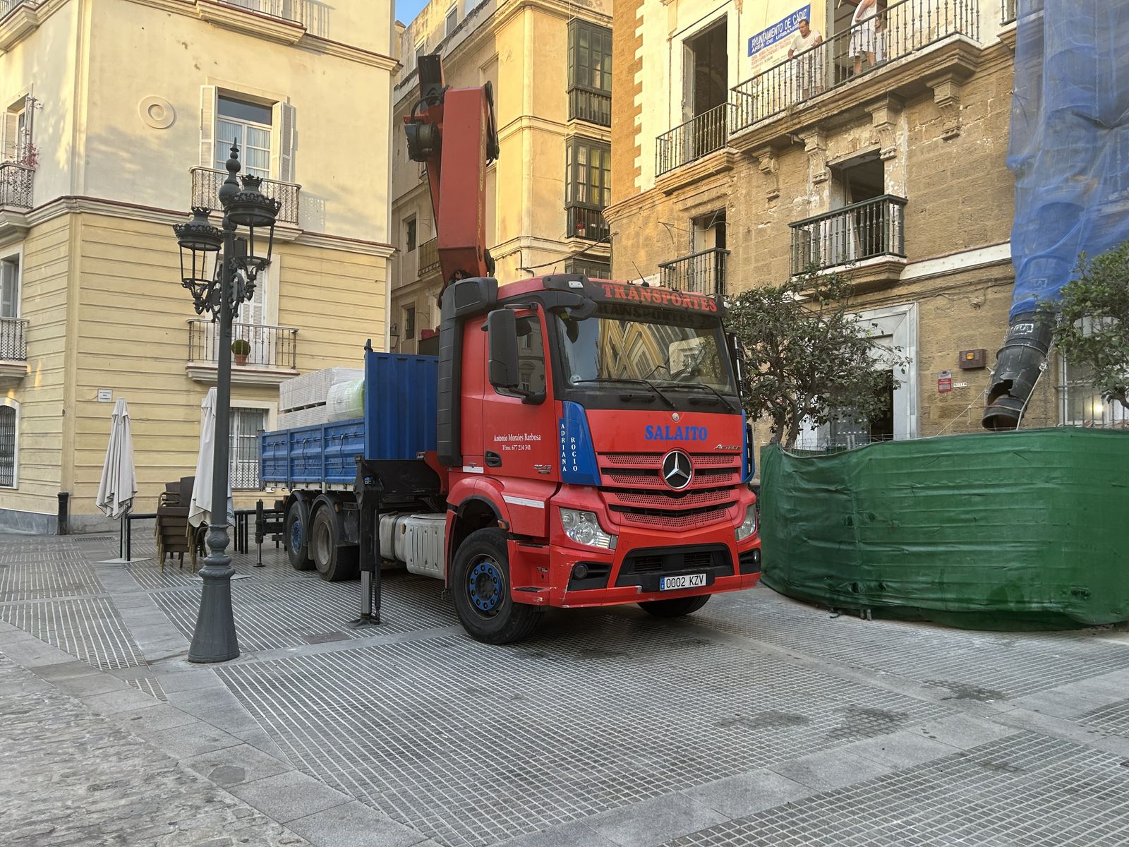 Todavía no se ha entregado la obra de la plaza de España y ya se la están cargando