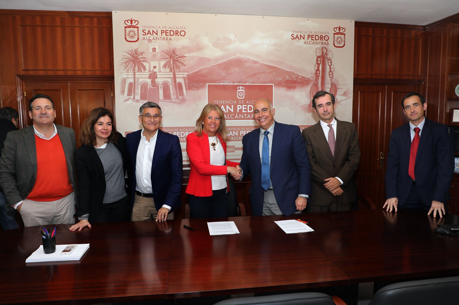 La firma del acuerdo entre Marbella y Endesa para una subestación eléctrica en San Pedro.