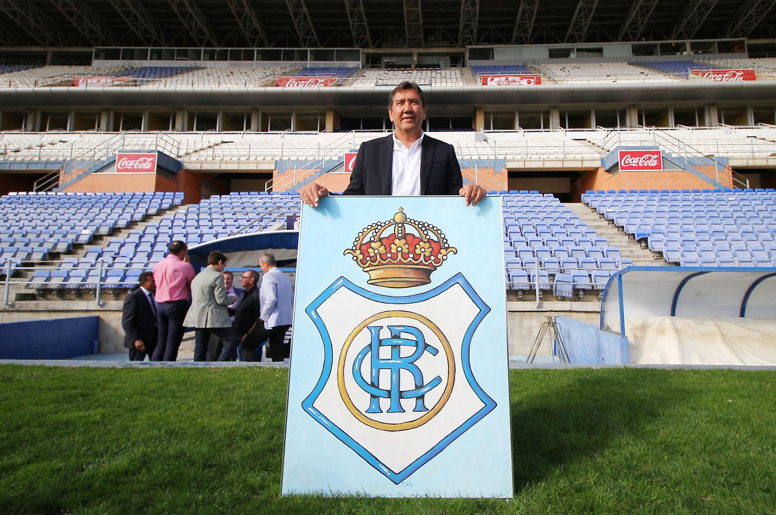 Manolo Zambrano posa con un escudo del Recre en el Nuevo Colombino.