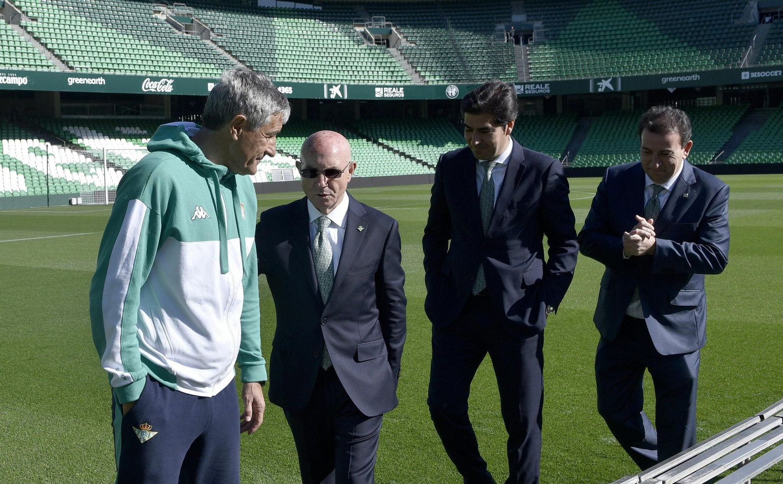 Serra Ferrer dialoga con Quique Setién en presencia de Haro y Catalán.