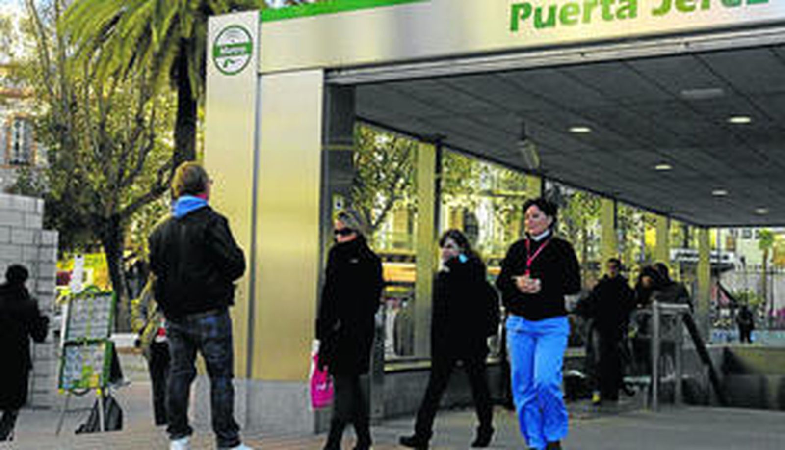 Muchas personas acceden al centro a través del metro para realizar sus compras.