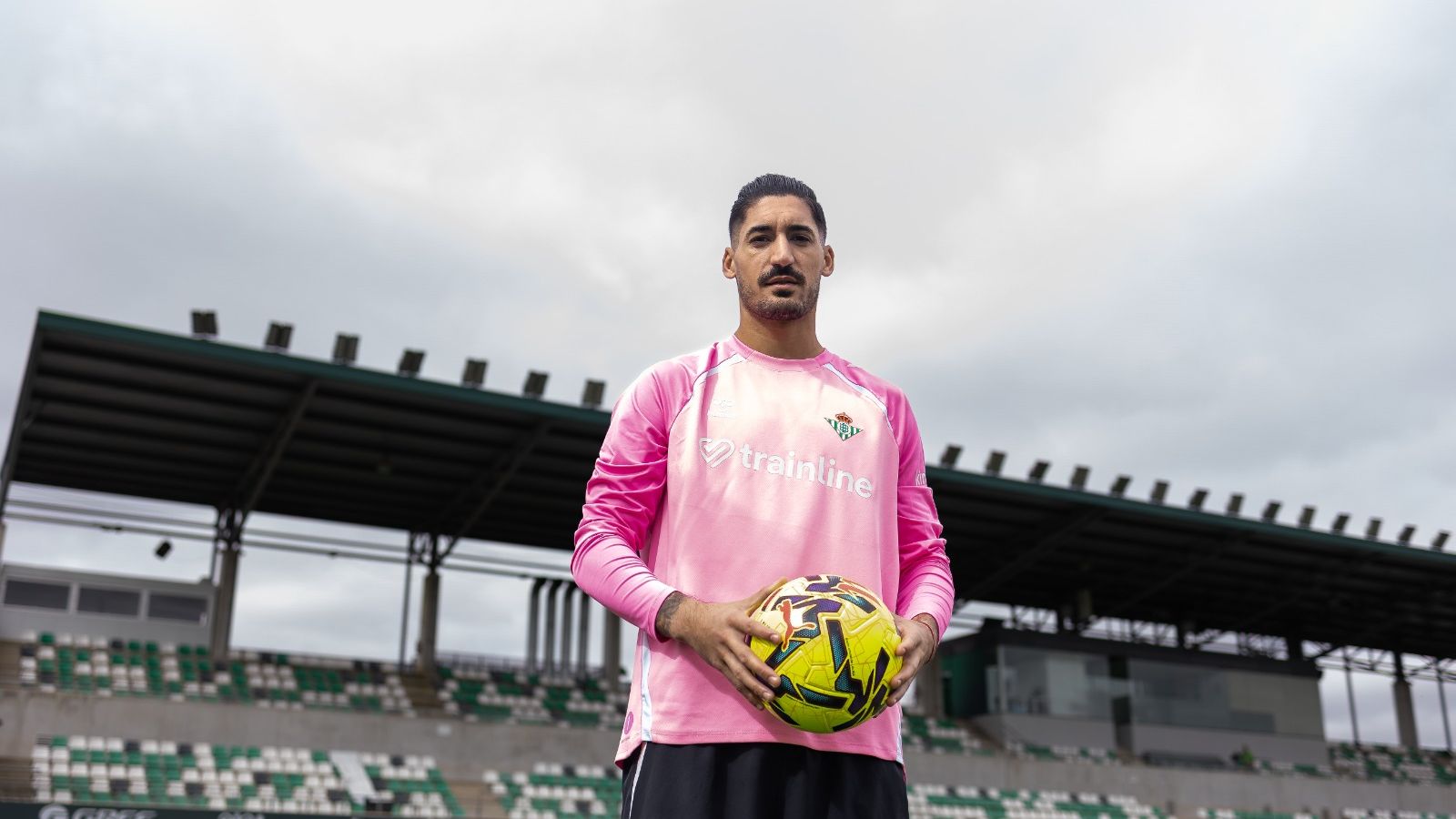 Álvaro Valles posa en con la grada principal de fondo de la Ciudad Deportiva Luis del Sol.