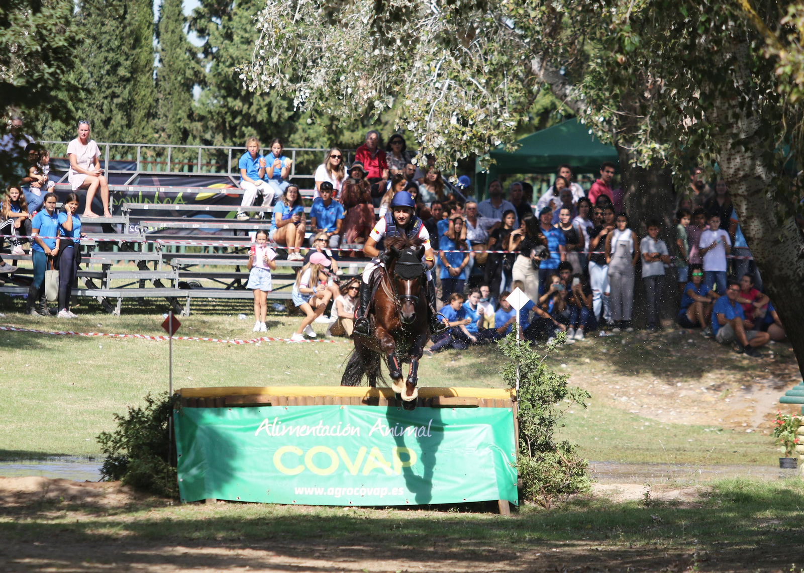 El olímpico Francisco Gaviño salta uno de los obstáculos en la Gran Semana.