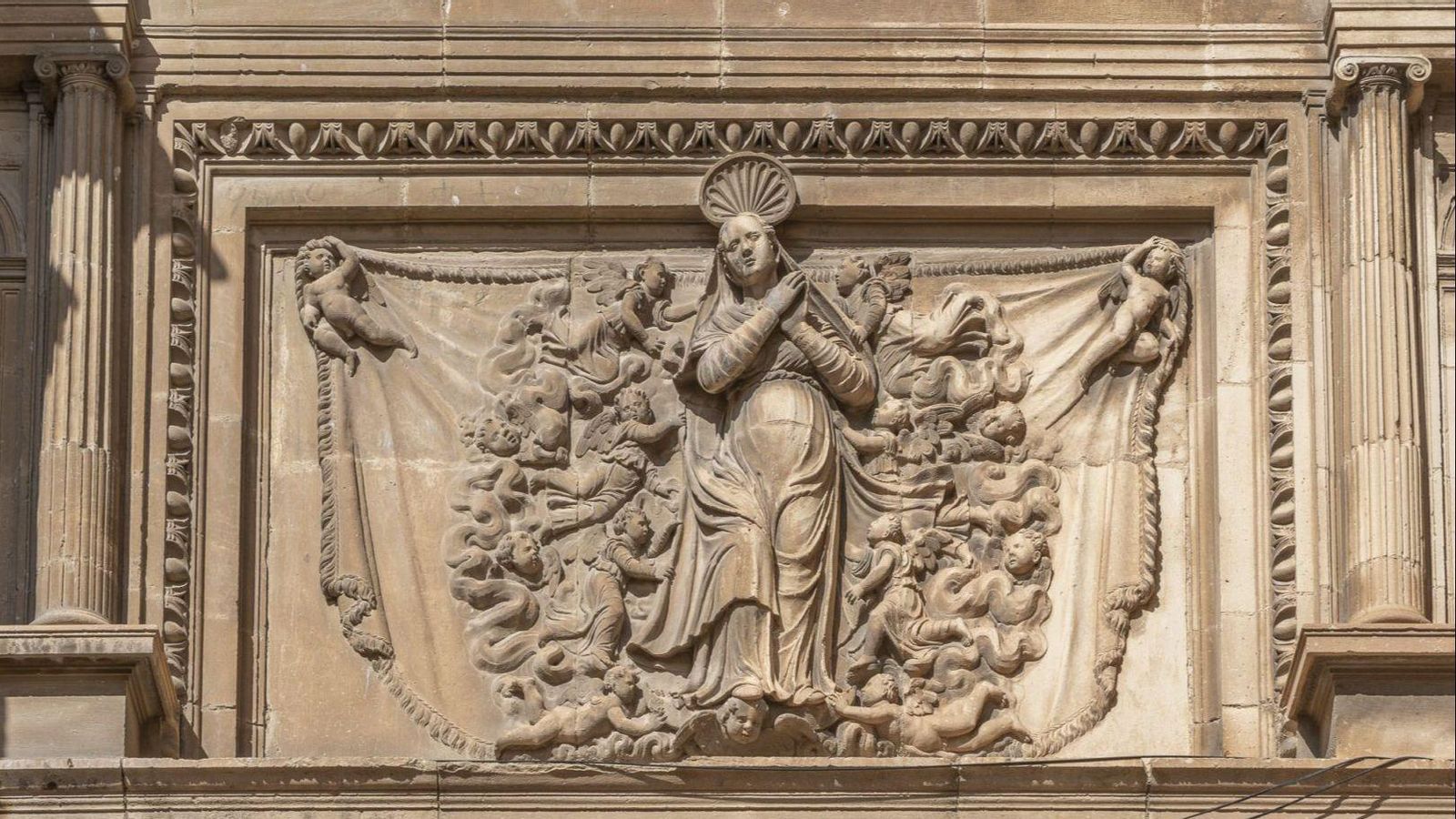 Relieve de la Asunción en la portada diseñada por Vandelvira.