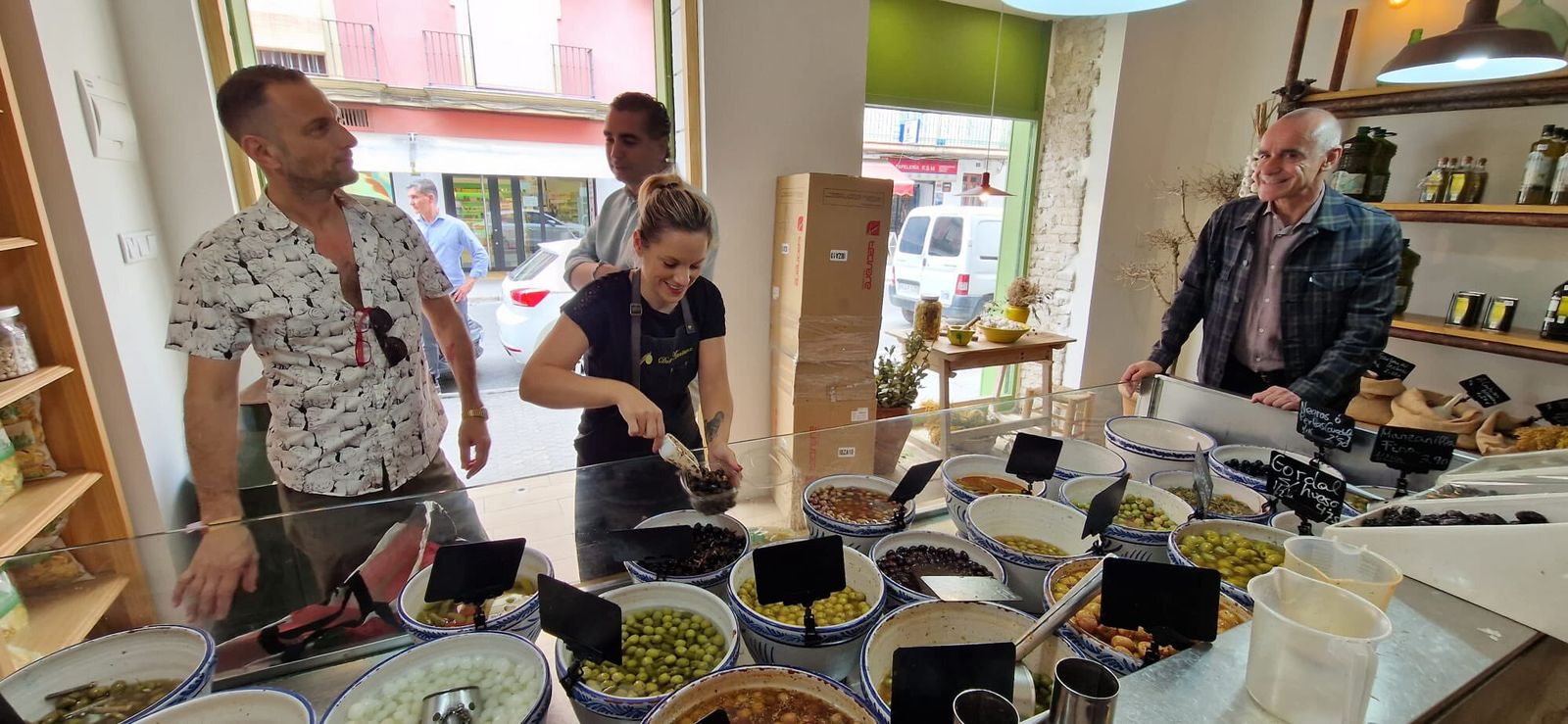 Muñoz comprando en un comercio del entorno de la Alameda de Hércules.