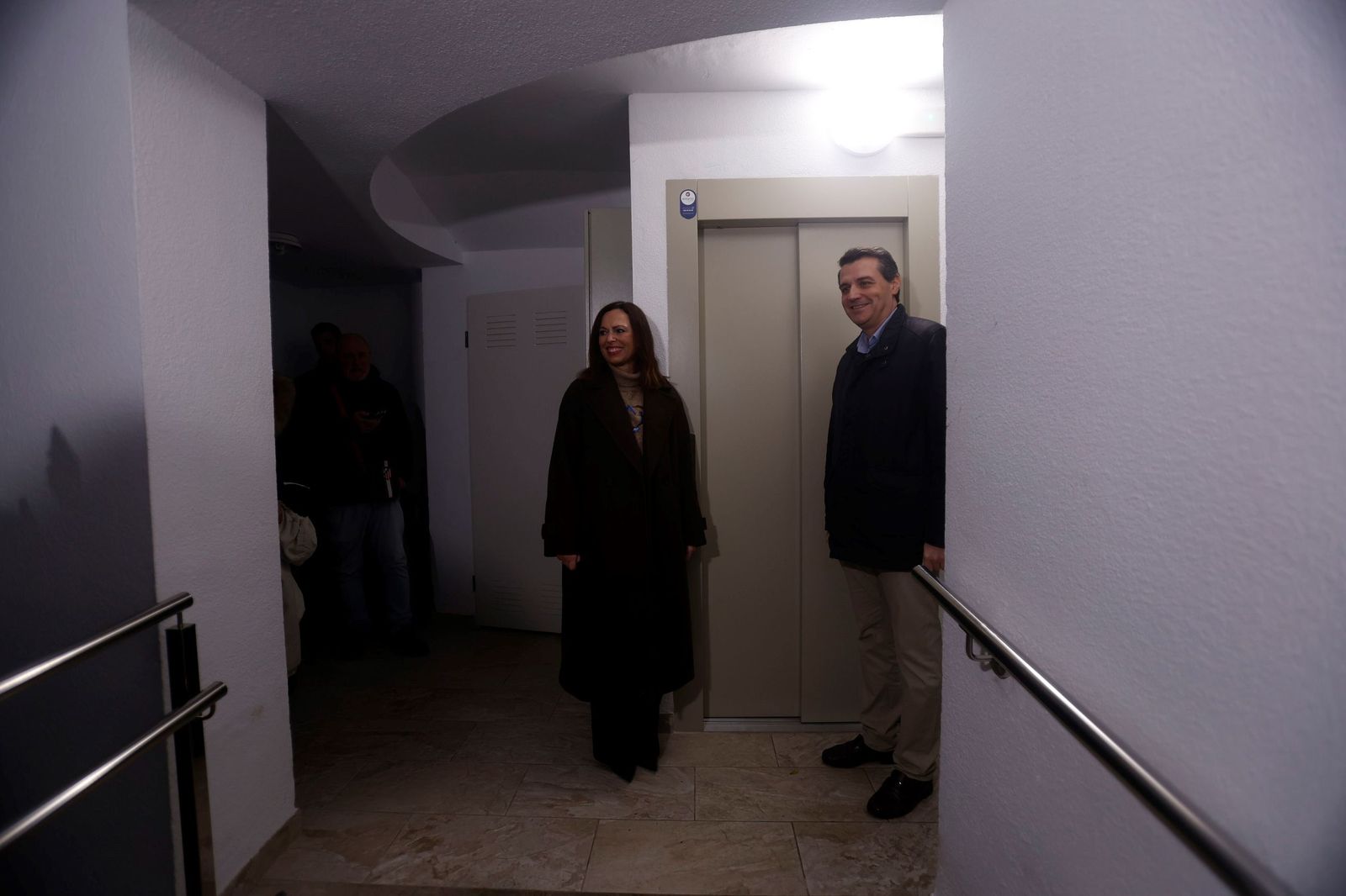 Rocío Díaz y José María Bellido junto a un nuevo ascensor instalado en el 10 de Arquitecto Sanz de Santamaría