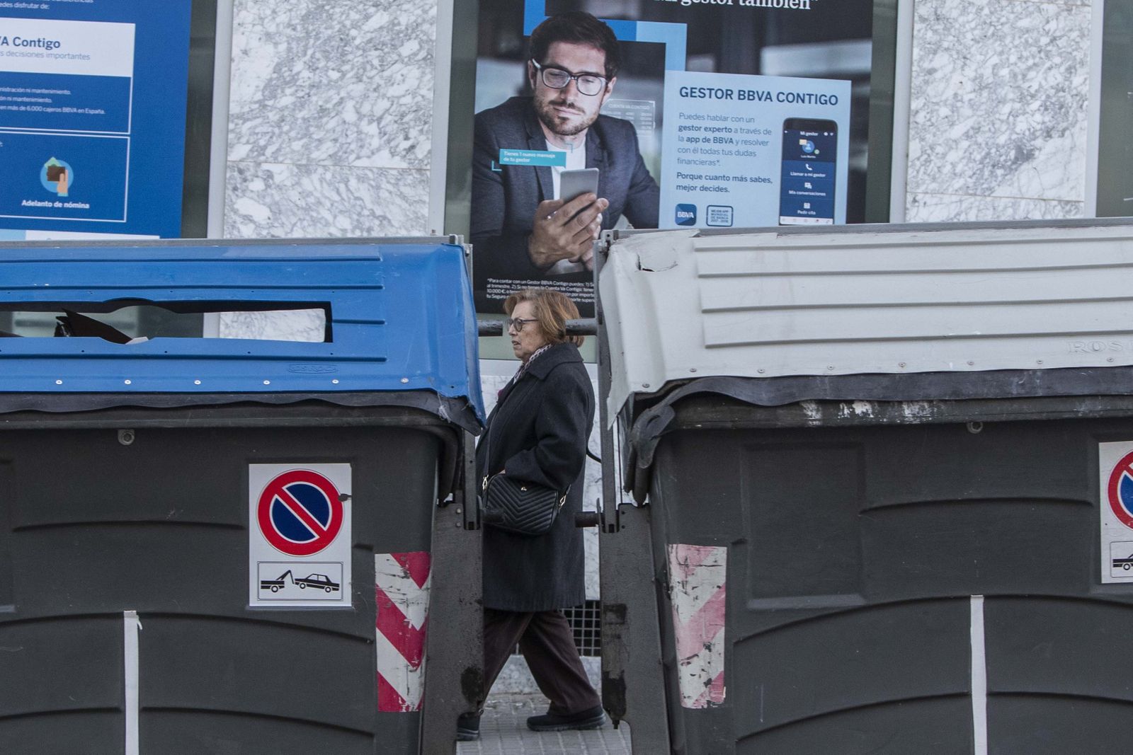 Contenedores situados en la calle Héroes del Baleares, en  una imagen de archivo.
