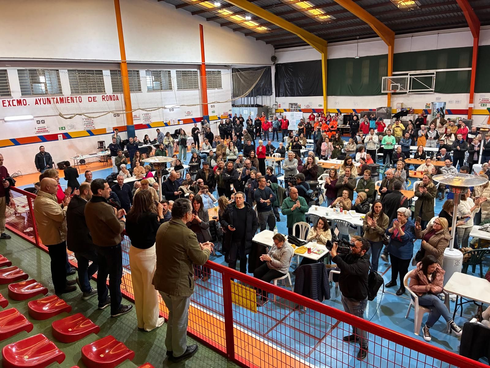 Juanma Moreno, este domingo, durante su visita a los vecinos de Grazalema en el pabellón deportivo de Ronda.
