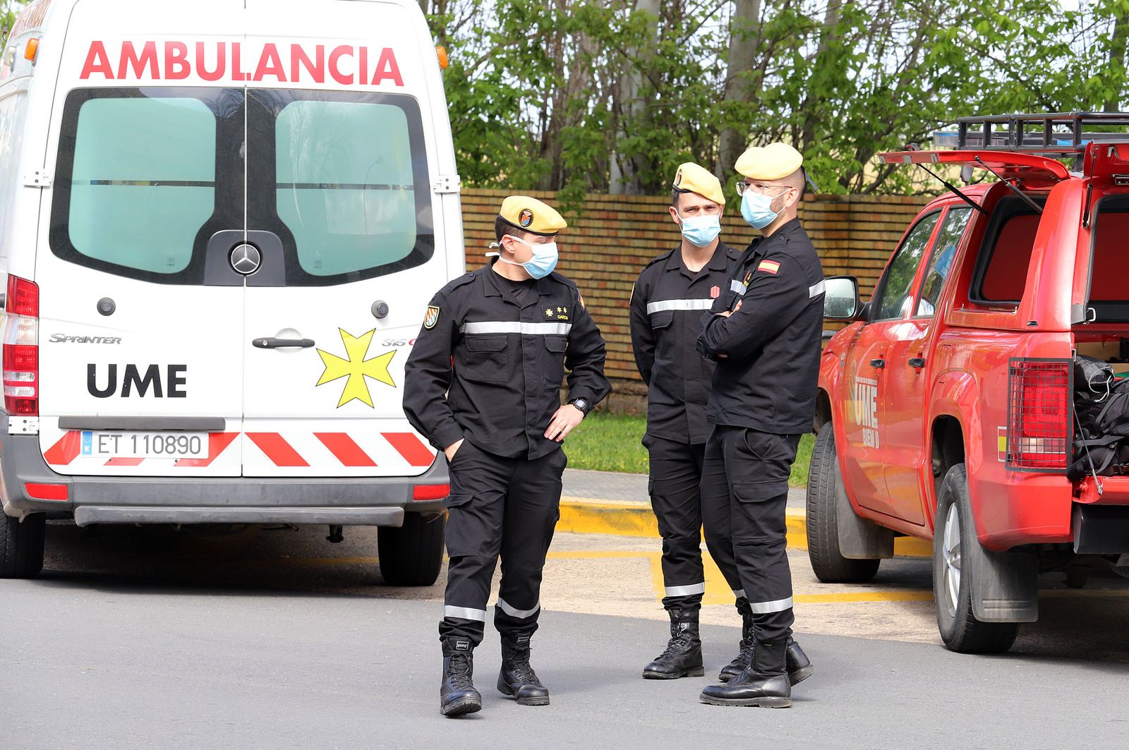 Imágenes de las tareas de desinfección de la UME en el Hospital Infanta Elena