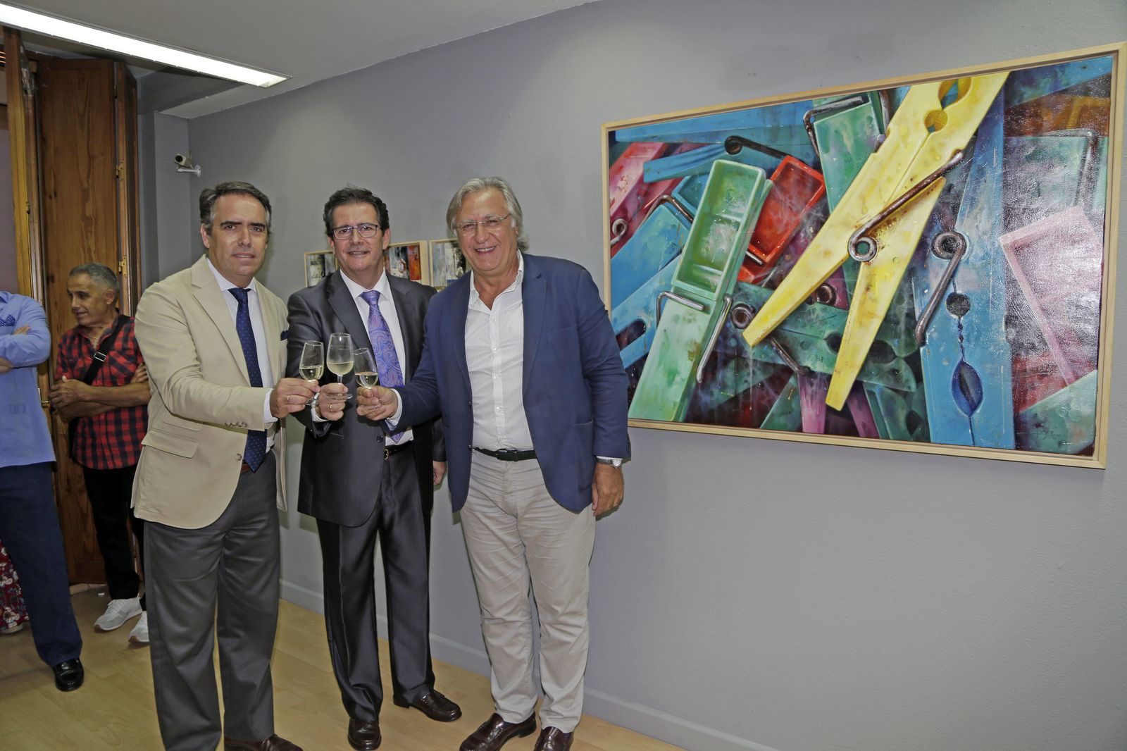 Rafael Navas, José Manuel Reyes y Francisco Camas, brindando tras la inauguración de ‘Otros aires’.