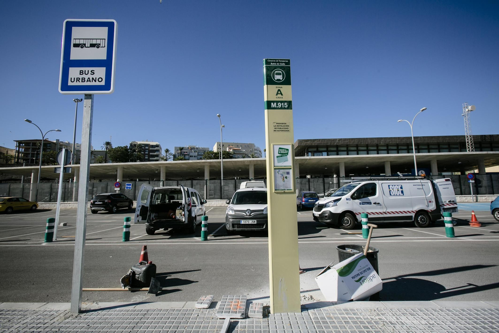 En el día de ayer se colocaron los últimos detalles de la estación de autobuses, que se inaugura hoy.