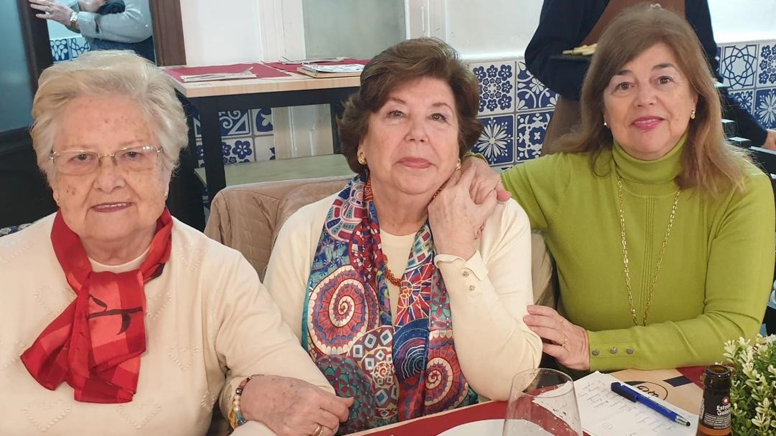 María Parra, Rosa Andamoyo y Carmen Iglesia durante la comida en el bar De Mi Ná.