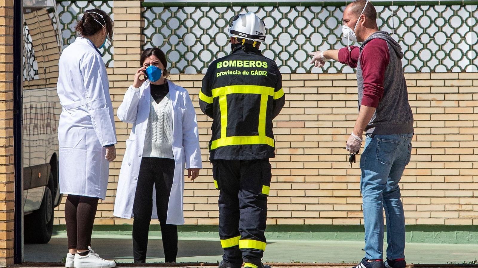 Los bomberos, en las instalaciones de Afanas San Fernando.