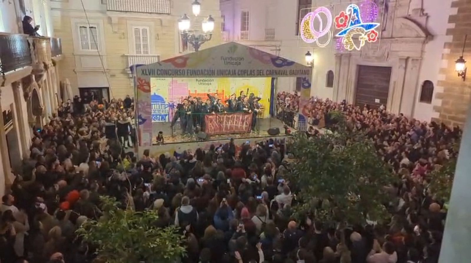 El final del popurrí de la chirigota 'Ssshhhhh!!' en el tablao de Fundación Unicaja