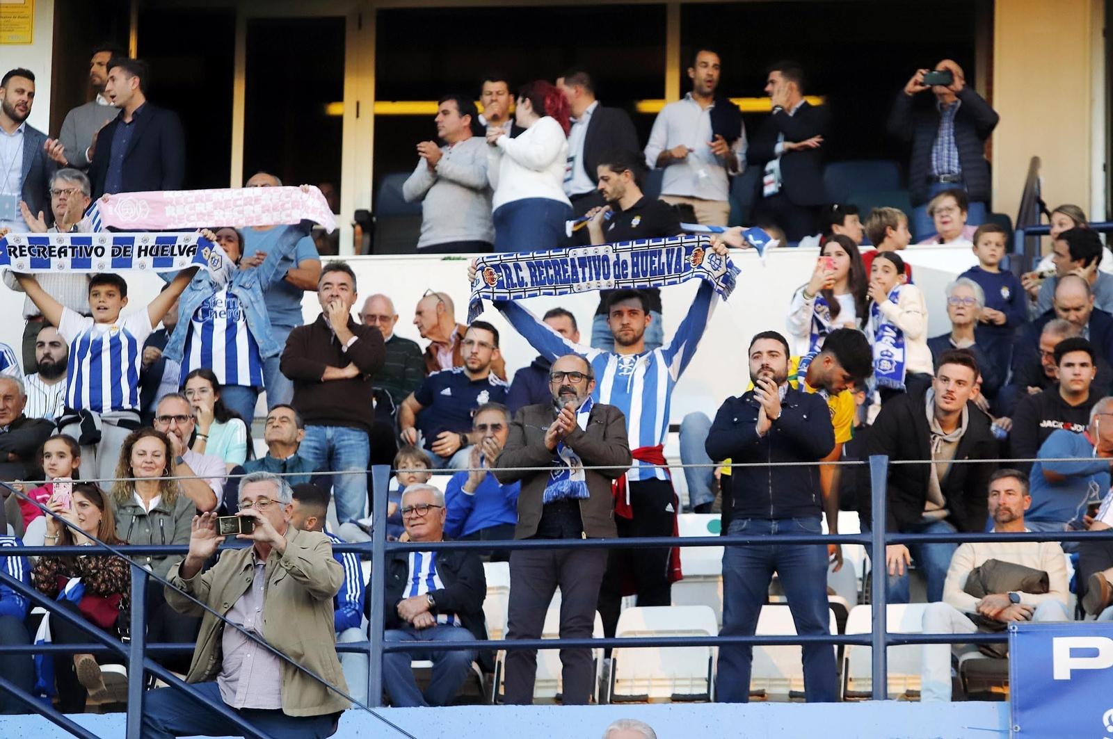 Gran ambiente en las gradas del Nuevo Colombino para el Recre-At Sanluqueño, en imágenes