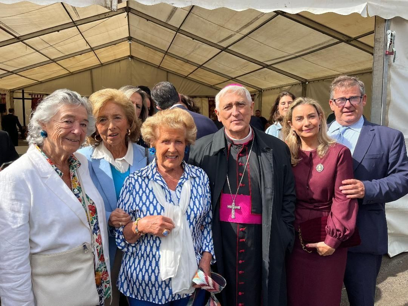 Victoria Arue, Rocío Gandarías, Pilar Galdiz, el obispo Rafael Zornoza, Iván Narváez y Eva María López Alonso.