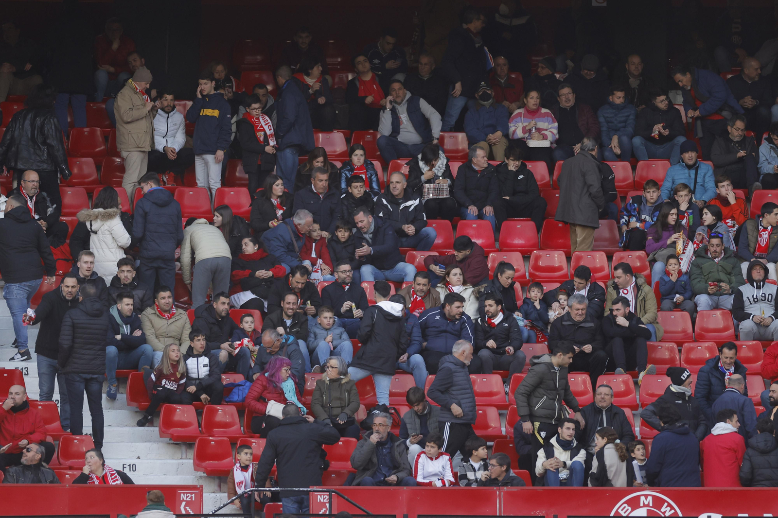 Búscate en las fotos del Sevilla-Elche