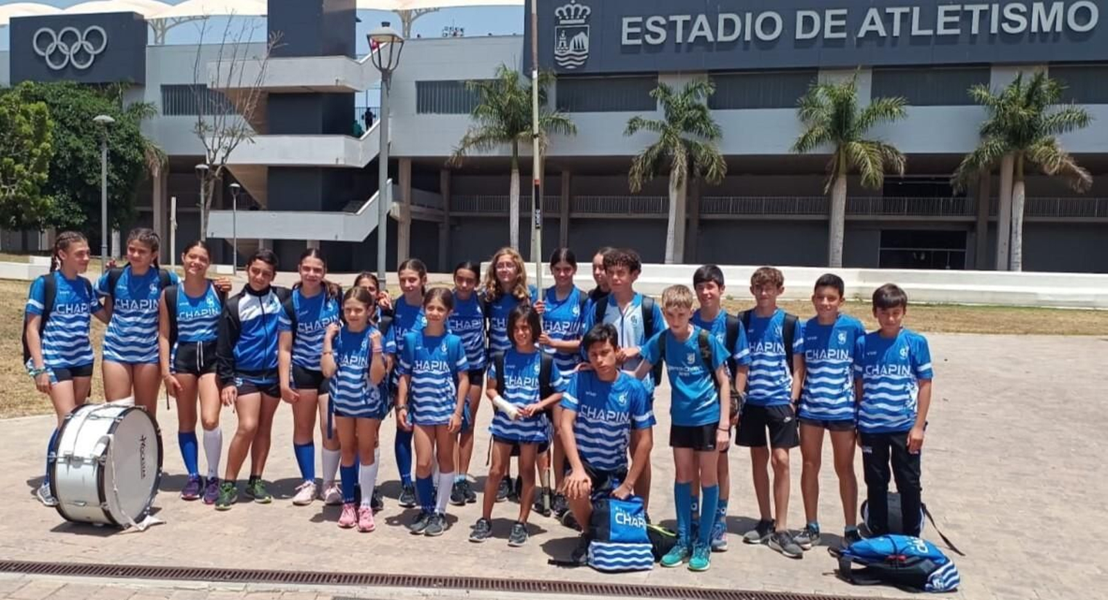 La expedición jerezana, en el Estadio Municipal de Estepona.