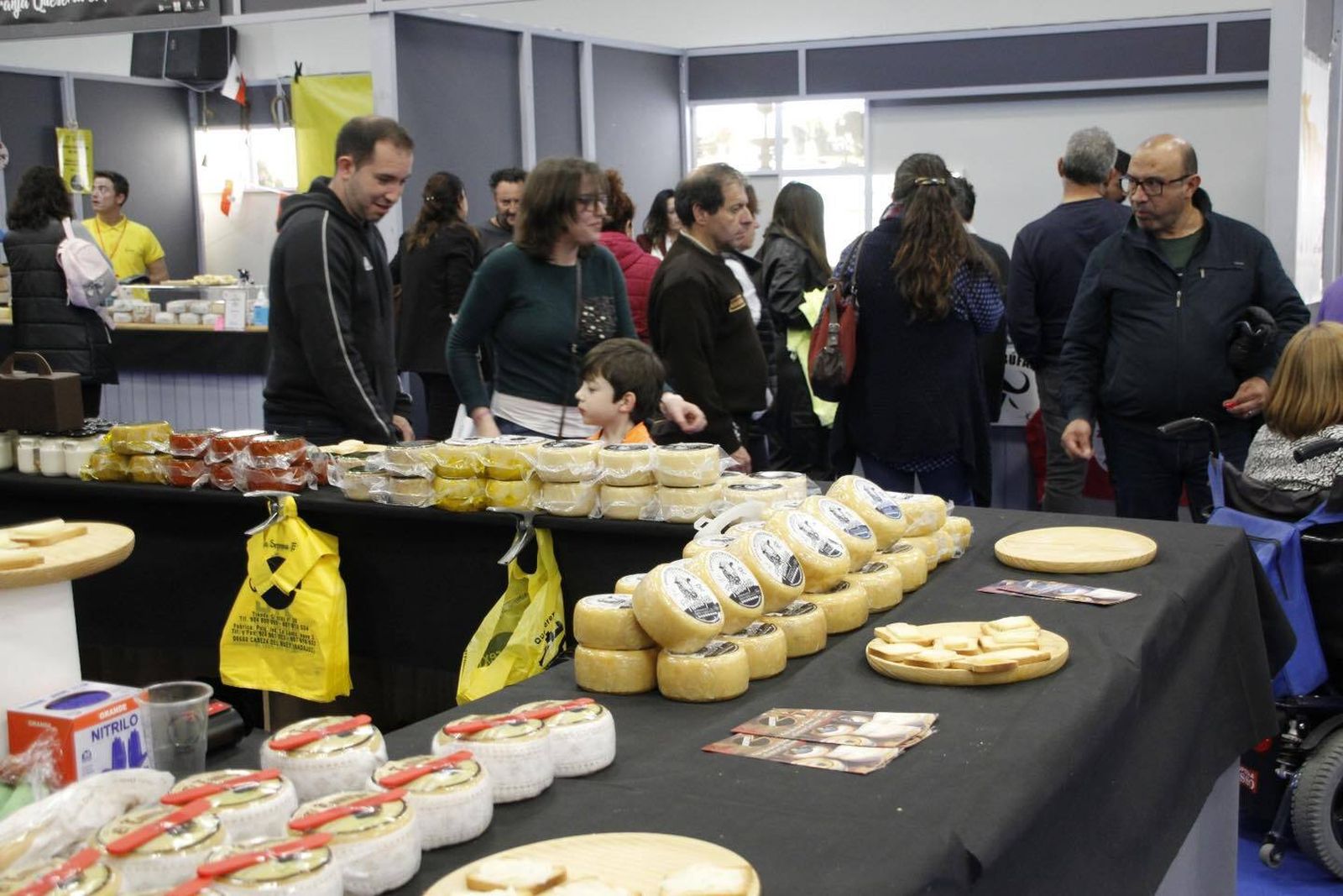 Un recorrido en imágenes por la Feria del Queso de Los Pedroches en Hinojosa del Duque