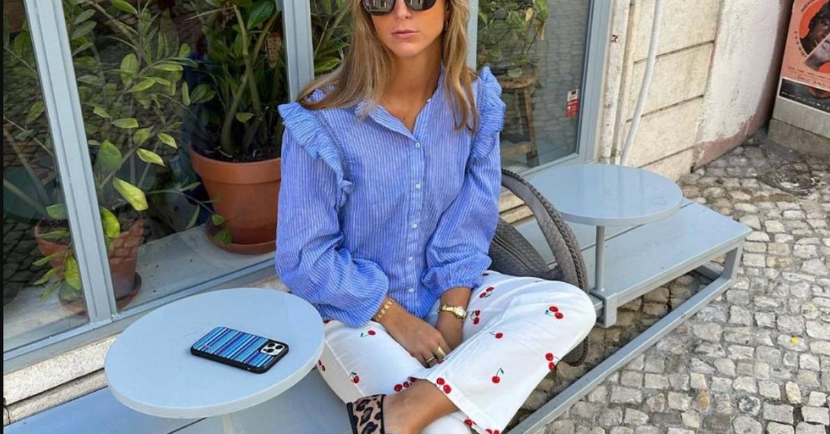 Llegan a Zara, Lefties y compañía los vaqueros estampados con efecto tipazo que modernizan y rejuvenecen cualquier look de primavera