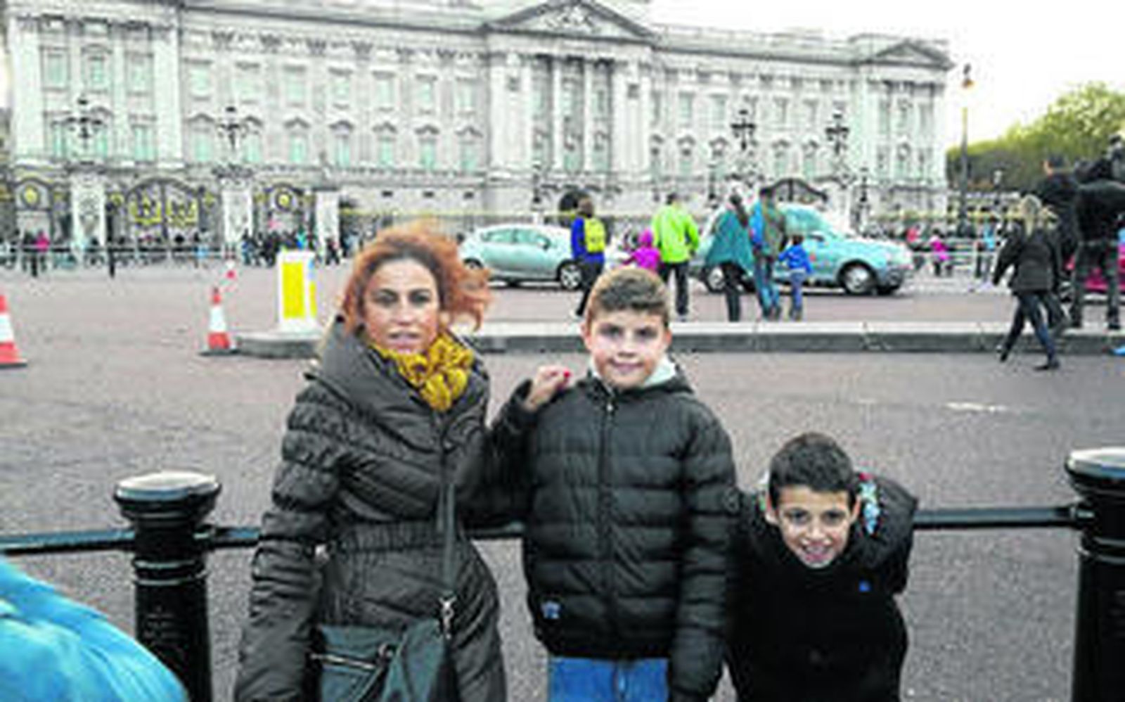Vicente y Jorge, con su madre, en el Palacio de Buckingham.