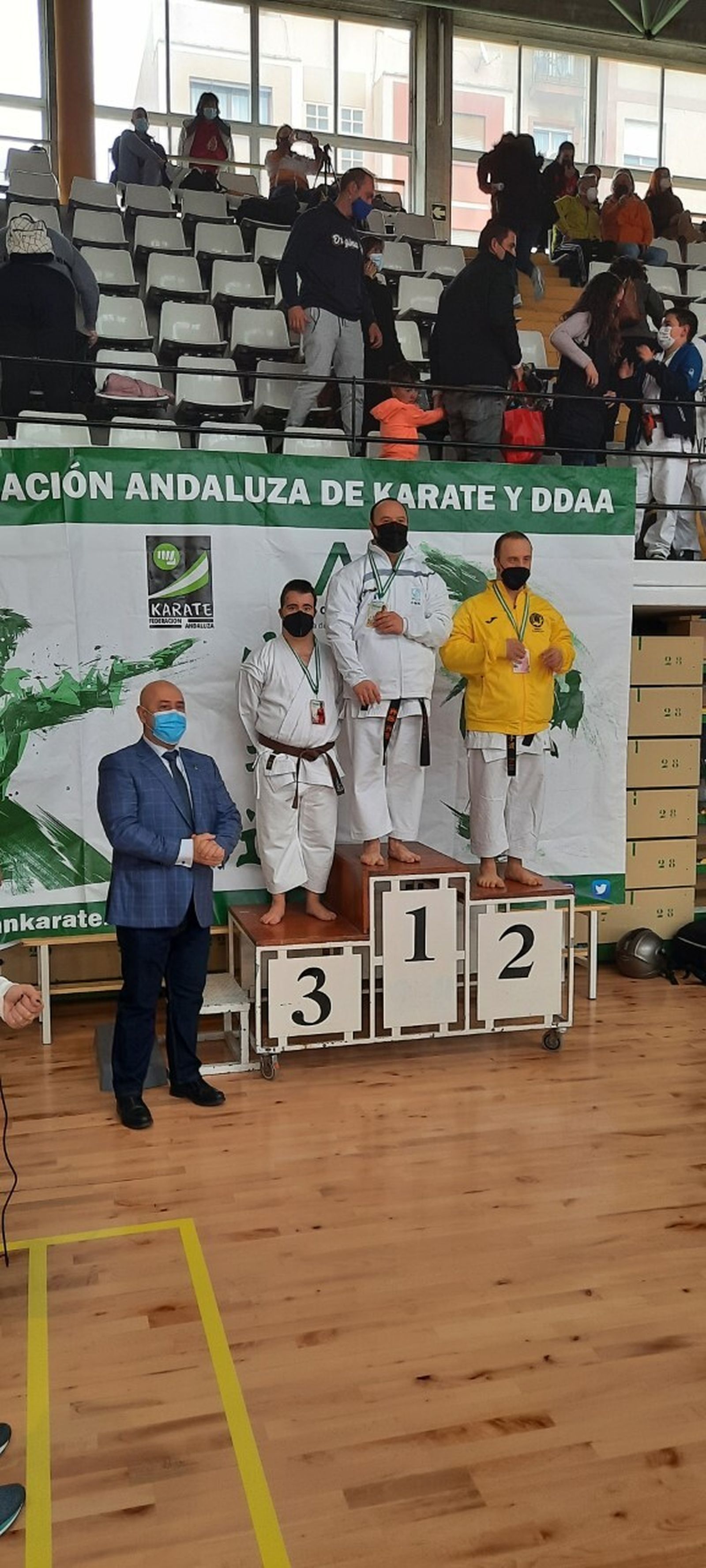 Antonio García, del Dakentai, con su medalla de bronce en el podio.