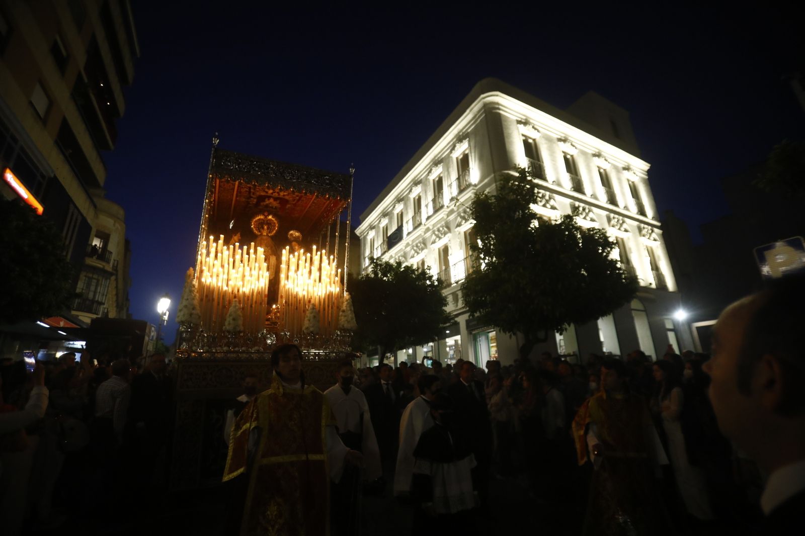 Viernes Santo en Córdoba: la procesión del Santo Sepulcro, en imágenes