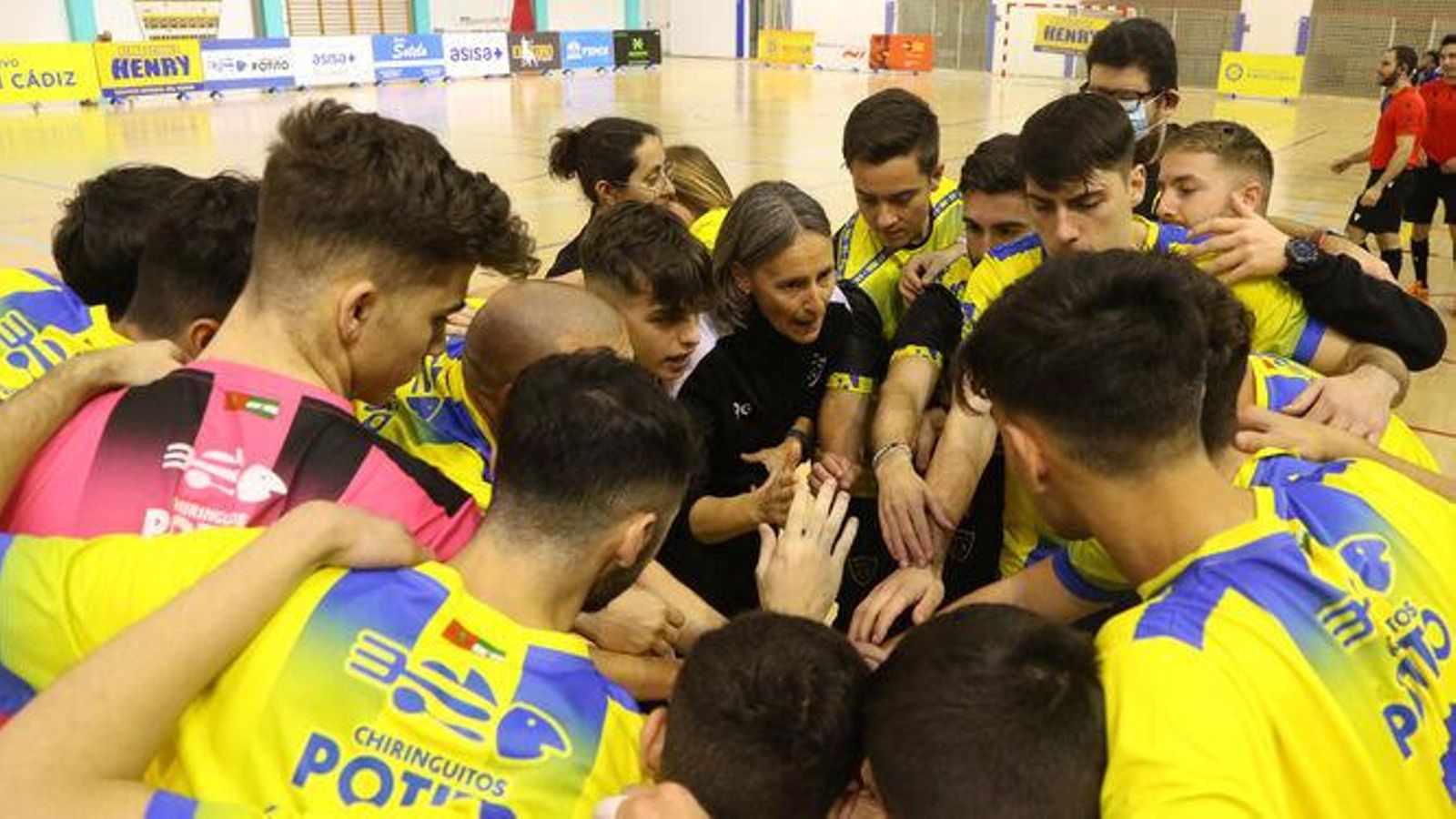 Deborah Fernández se dirige a sus jugadores en un partido.