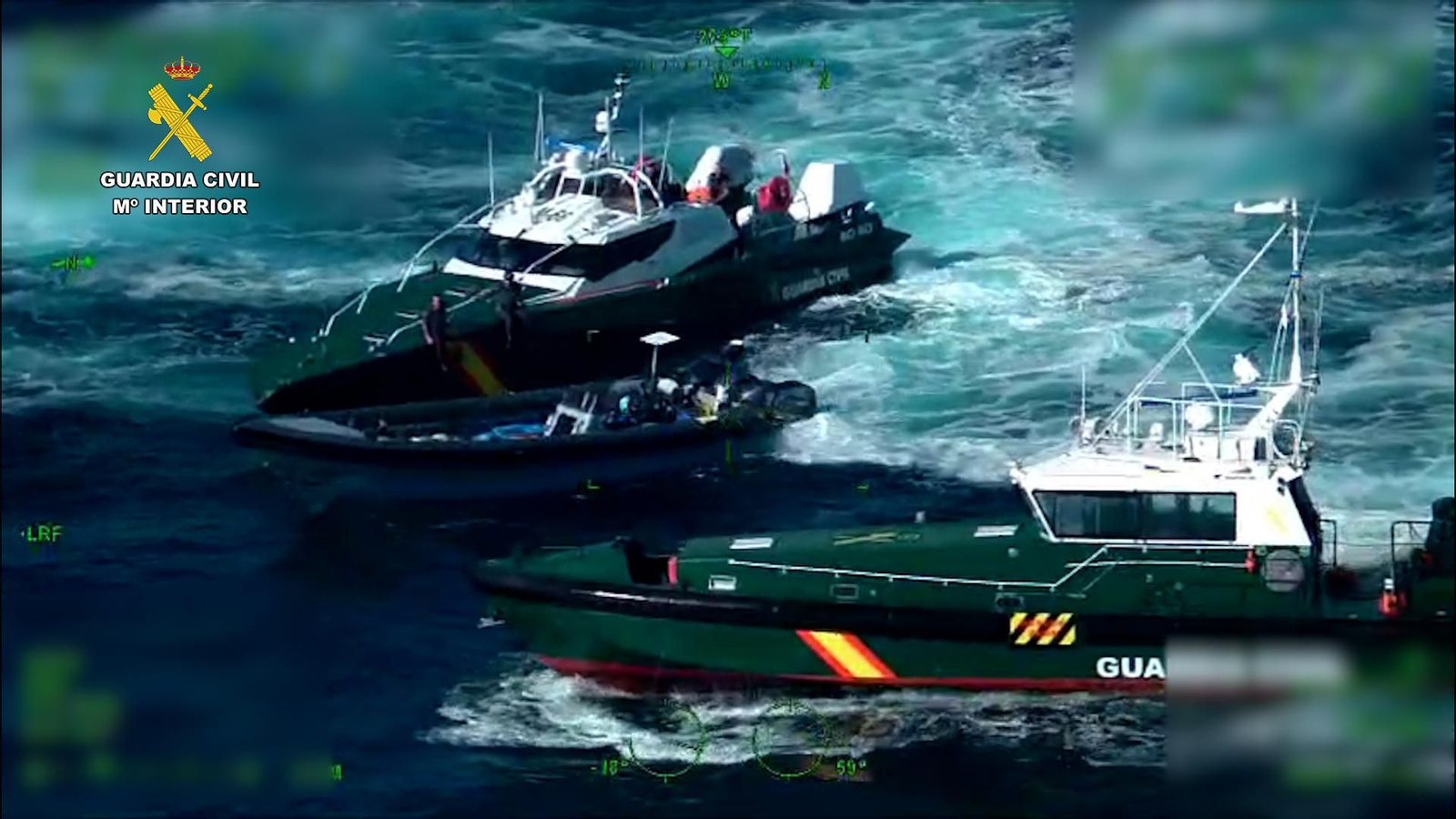 Momento en que la Guardia Civil intercepta a la embarcación con droga