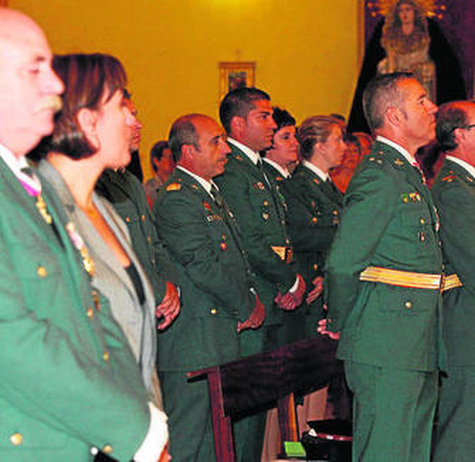 Araujo y miembros de la Guardia Civil, ayer en la misa.