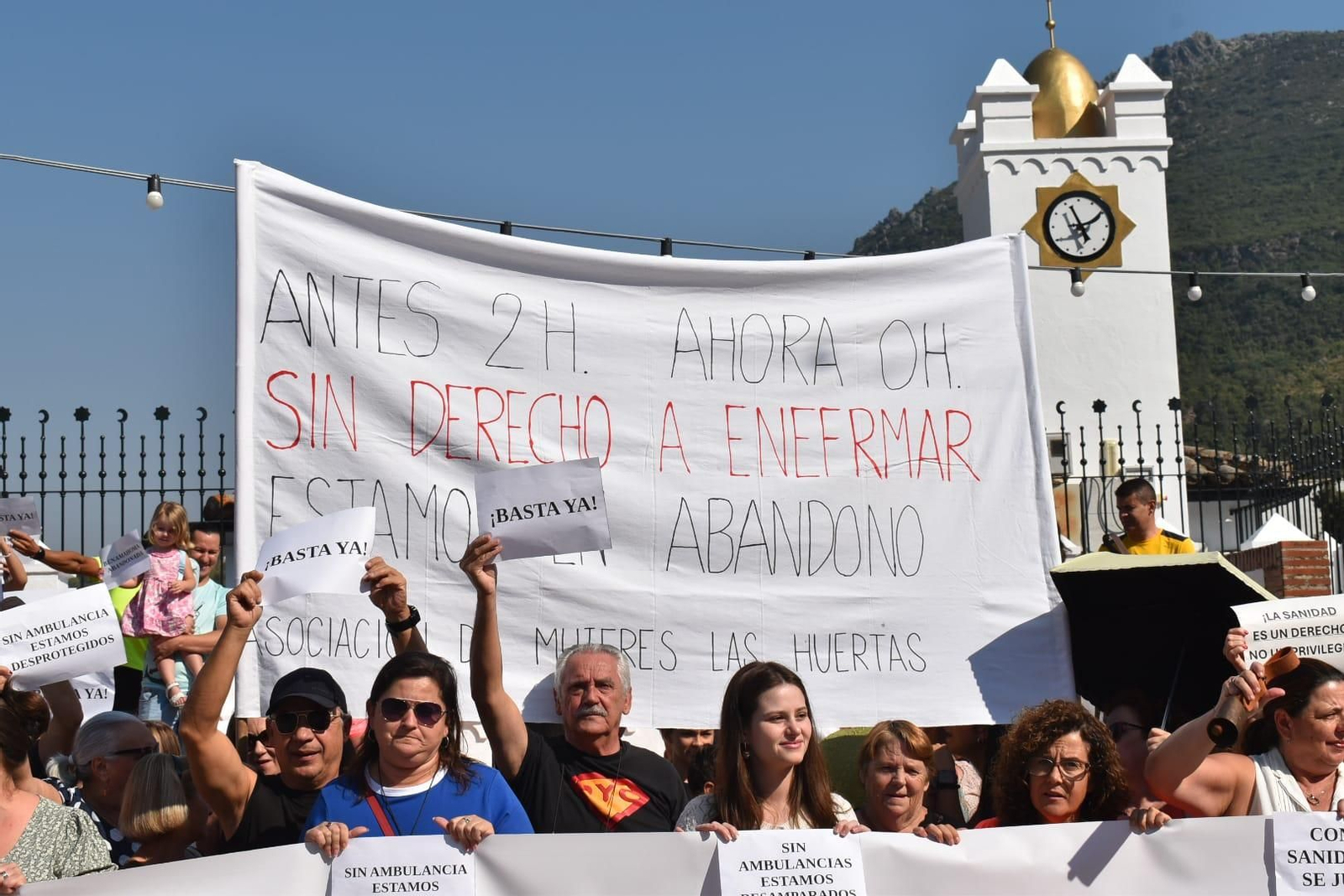 Vecinos de Benamahoma protestan este jueves por la falta de médico.