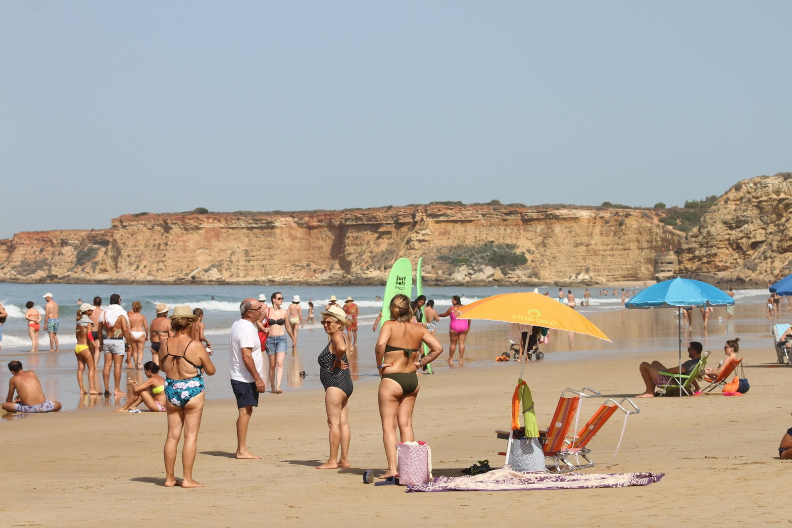 Las familias disfrutando del agua, del buen tiempo y otros aprovechando para pescar