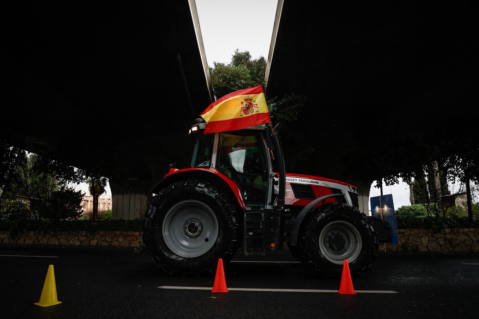 Las mejores imágenes de la tractorada que ha paralizado Granada bajo la lluvia
