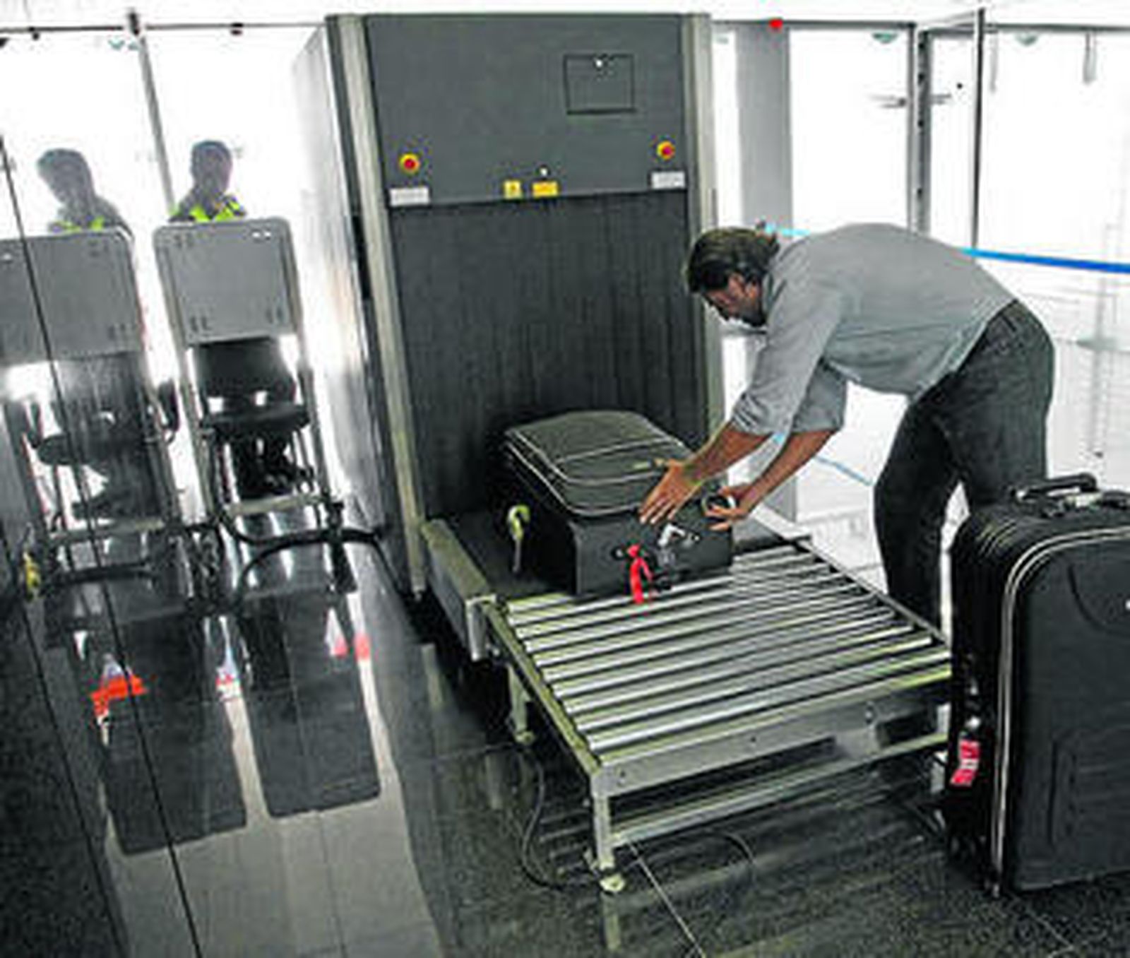 Zona de control del equipaje de la terminal de cruceros de Cádiz.