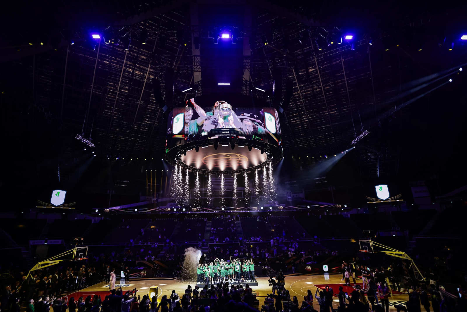 El Unicaja alza el título en Singapur.