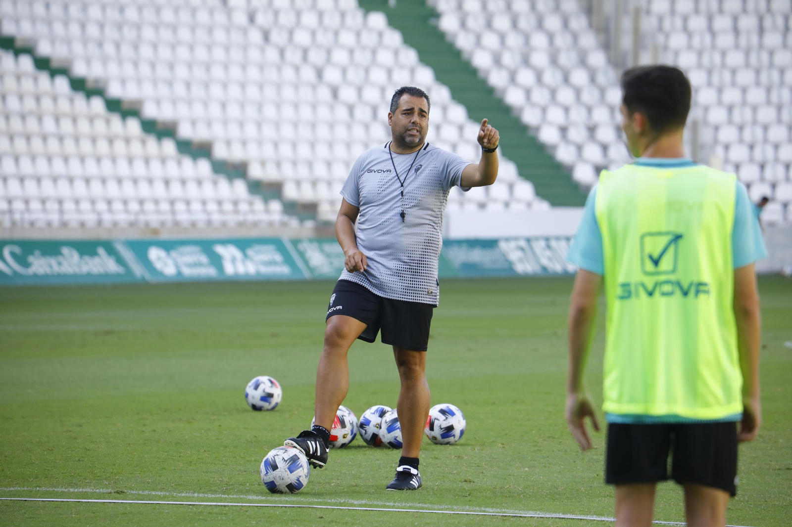Germán Crespo, técnico blanquiverde, en un entrenamiento en El Arcángel.