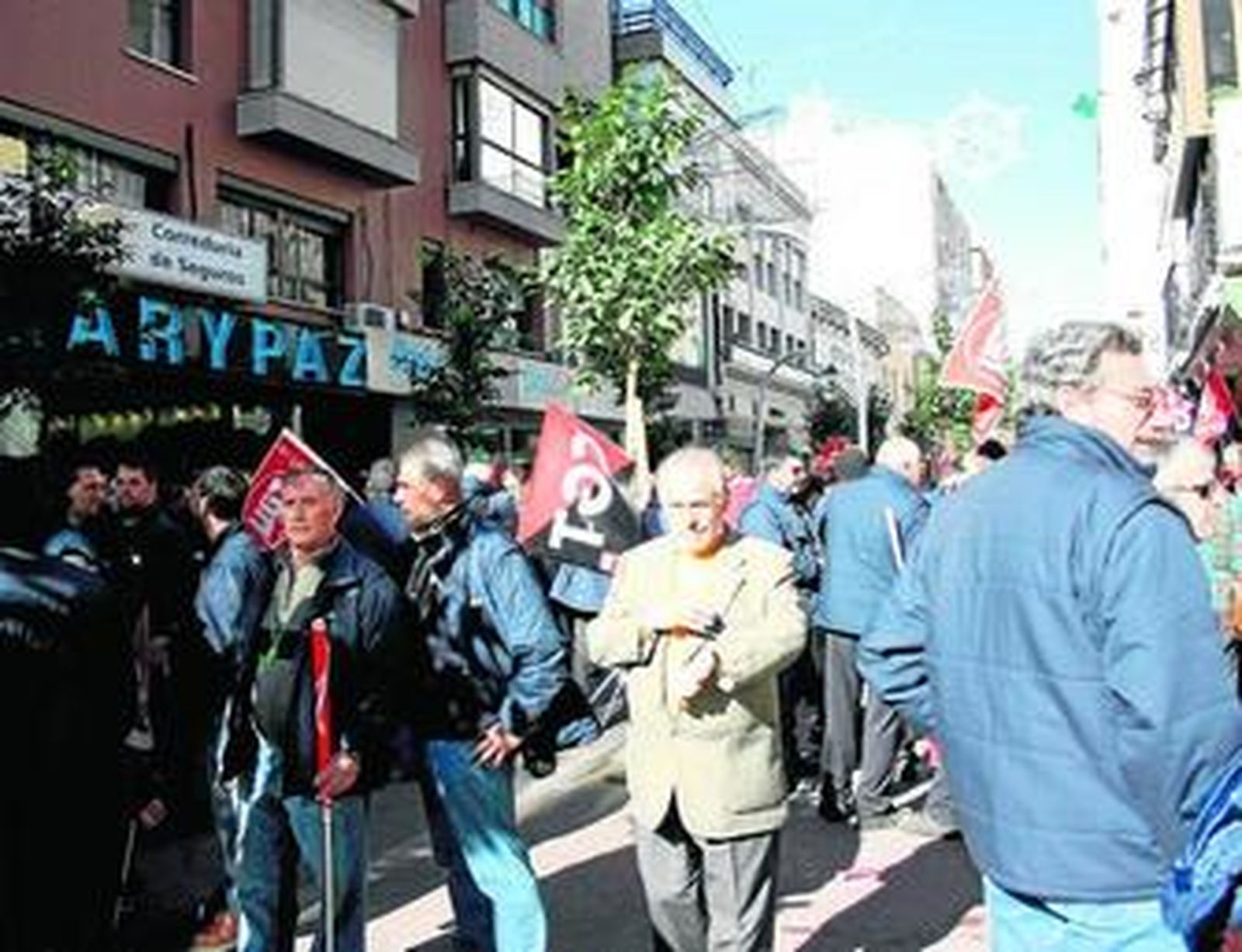 Un grupo de trabajadores de Imtech apostados frente a la Subdelegación del Gobierno en Algeciras.