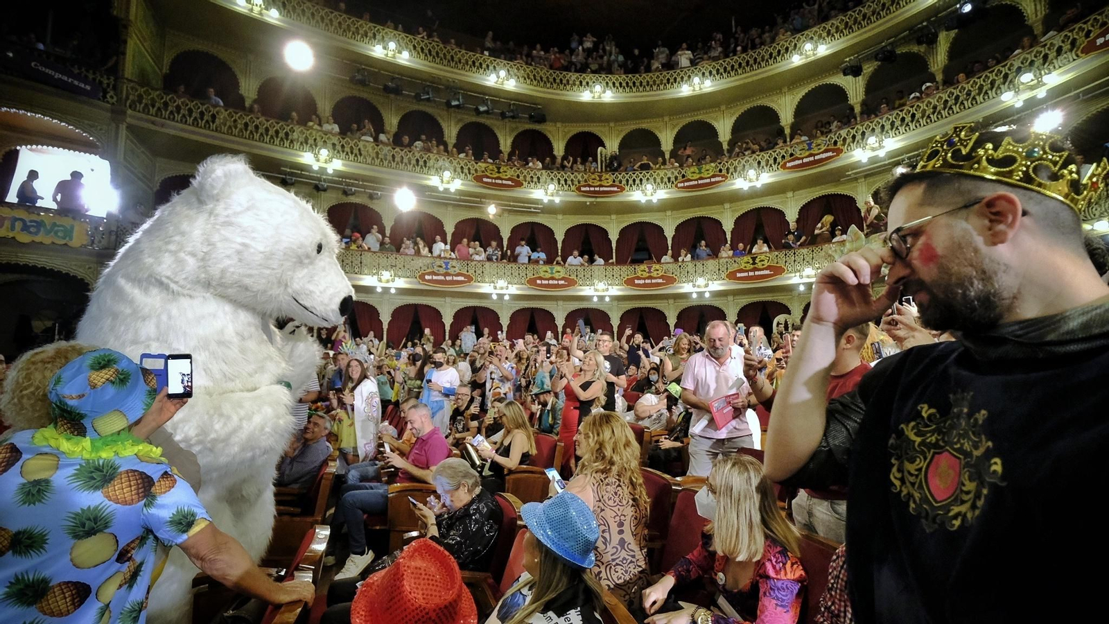 Ambiente en el patio de butacas del Teatro Falla en la final del COAC 2022.