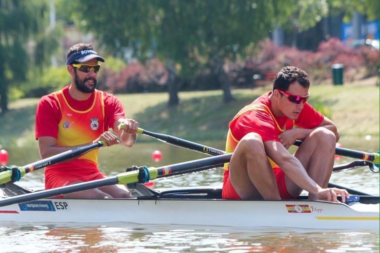 Noé Guzmán, a la izquierda de la imagen, cuando remaba para el equipo nacional.